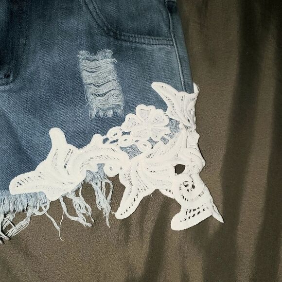 Blostirno Distressed-Lace Cut Off Shorts - Picture 2 of 4